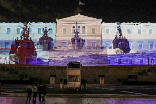 Φωτίστηκε η Βουλή και το Προεδρικό Μέγαρο για τις Ένοπλες Δυνάμεις