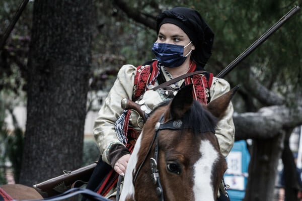 Έφιπποι με παραδοσιακές στολές και στολές εποχής στην παρέλαση της 25ης Μαρτίου (ΕΙΚΟΝΕΣ)