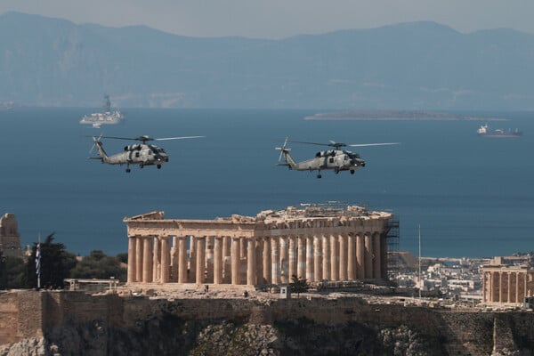 Πτήσεις μαχητικών και αεροσκαφών πάνω από την Αθήνα για την 25η Μαρτίου