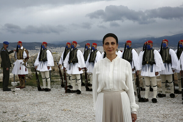 25η Μαρτίου: Η έπαρση της σημαίας στον Ιερό Βράχο της Ακρόπολης (ΒΙΝΤΕΟ)