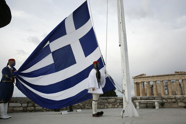 25η Μαρτίου: Η έπαρση της σημαίας στον Ιερό Βράχο της Ακρόπολης (ΒΙΝΤΕΟ)