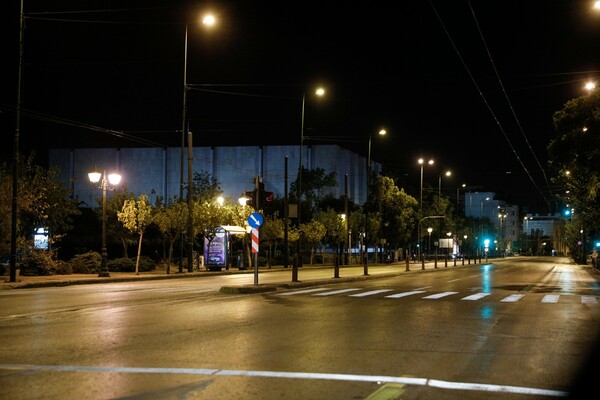 Φωτογραφίες: Άδειοι δρόμοι σε Αθήνα και Θεσσαλονίκη τη νύχτα, λόγω απαγόρευσης κυκλοφορίας