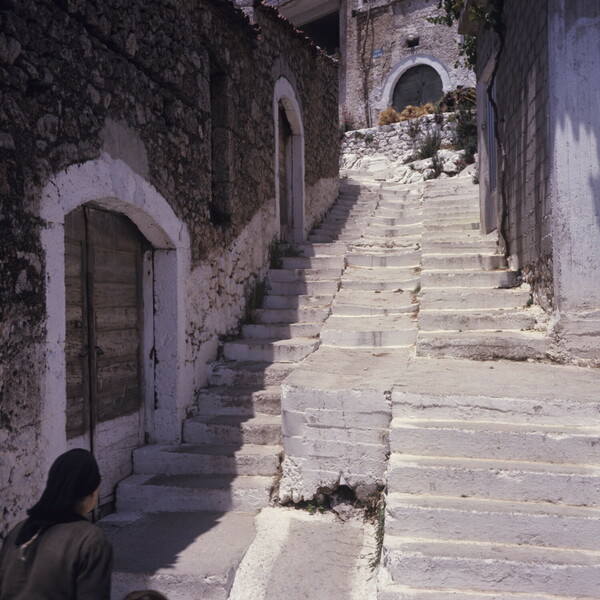 Η Αράχωβα το 1974 ήταν ένα ήσυχο, μικρό χωριό