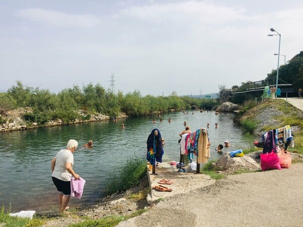 Ψωρονέρια, Καλλυντικά, Θερμοπύλες: Ένα Σαββατοκύριακο με υπερβολική δόση ιαματικών λουτρών