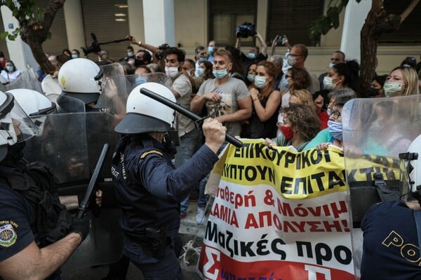 Εικόνες από τα επεισόδια έξω από το υπ. Υγείας - Χημικά από τα ΜΑΤ