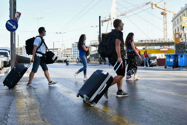 Εµβόλια για 300.000 εργαζόµενους στον τουρισµό - Τα σενάρια που εξετάζονται για το άνοιγμα του κλάδου 