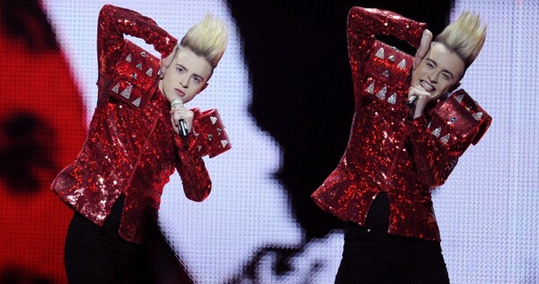 Ιρλανδία: Οι διάσημοι Jedward ξύρισαν τα μαλλιά τους live για καλό σκοπό [BINTEO]