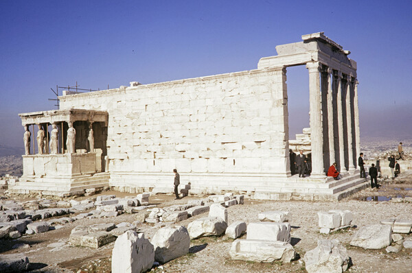 tourists erechtheion