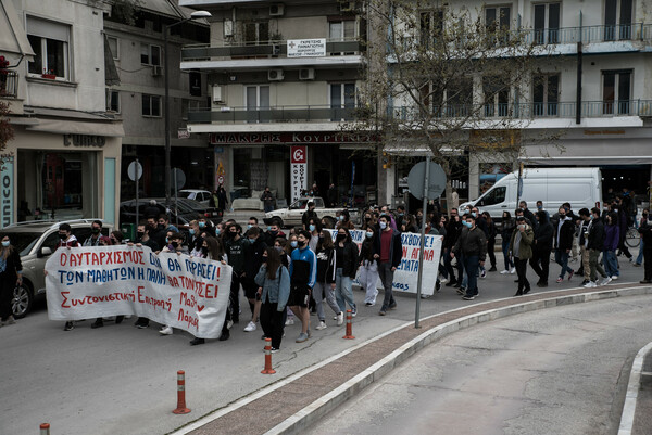 Λάρισα: Πορεία μαθητών και φοιτητών μετά την καταγγελία για κακοποίηση 13χρονου από αστυνομικούς