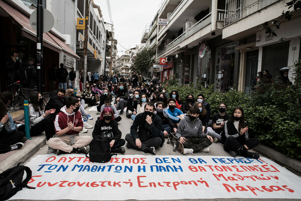 Λάρισα: Πορεία μαθητών και φοιτητών μετά την καταγγελία για κακοποίηση 13χρονου από αστυνομικούς