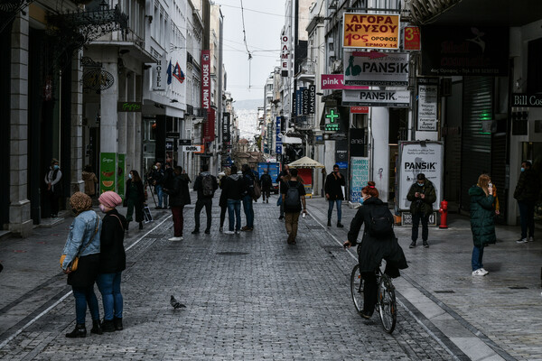 Άνοιξαν καταστήματα φωτό