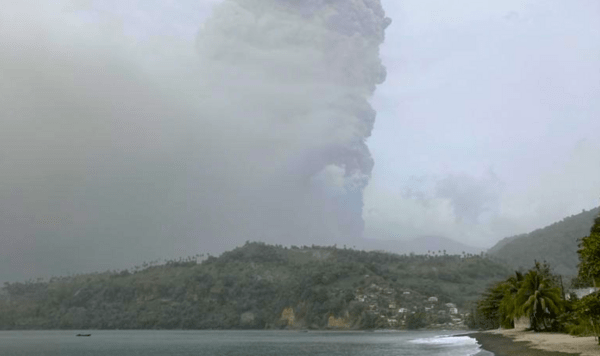 Έκρηξη ηφαιστείου στον Άγιο Βικέντιο: Χιλιάδες κάτοικοι εγκαταλείπουν τα σπίτια τους (ΕΙΚΟΝΕΣ)