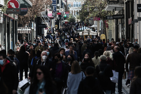 Κοσμοσυρροή στην Ερμού, ουρές στα καταστήματα