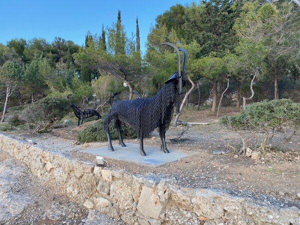 Το εικαστικό πάρκο των ζώων της Ναταλίας Μελά παραδόθηκε συντηρημένο στον Περίπατο των Σπετσών