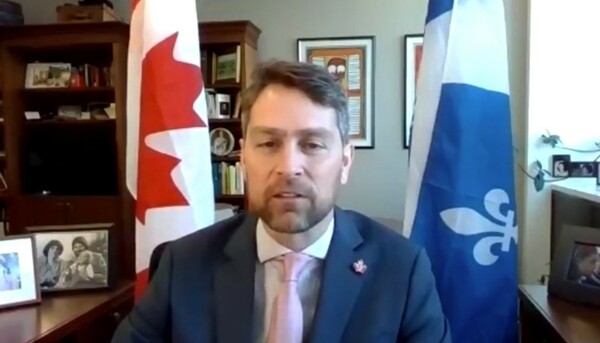 Καναδάς: Πολιτικός εμφανίστηκε κατά λάθος γυμνός μετά από διάσκεψη μέσω Zoom