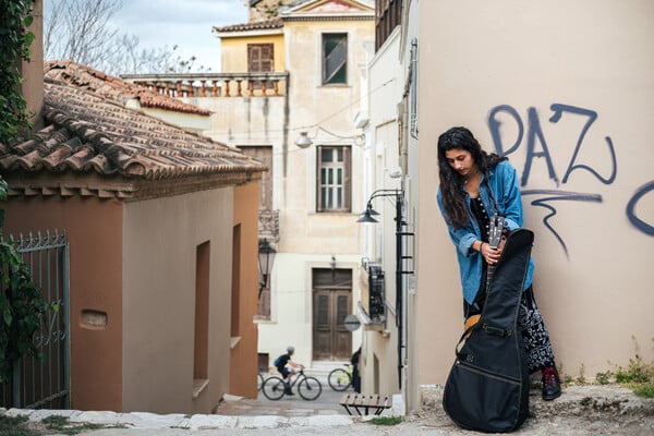 Η 18χρονη Μαρίνα Σπανού κάνει τα πιο δημοφιλή live του δρόμου στην Διονυσίου Αρεοπαγίτου