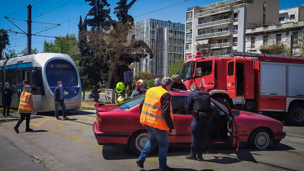 Νέος Κόσμος: Σύγκρουση τραμ με αυτοκίνητο - Εγκλωβίστηκε ηλικιωμένος