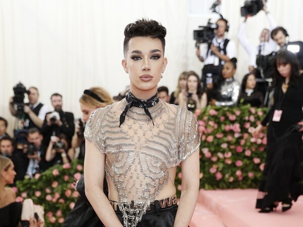 James Charles: Τo YouTube κόβει προσωρινά τα έσοδα από τον beauty influencer