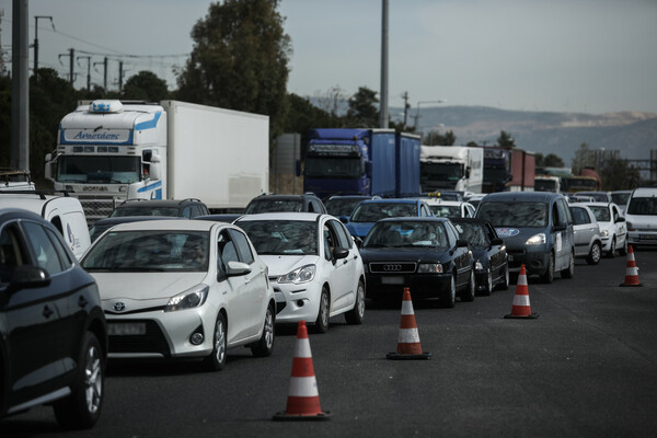 Κίνηση και αυστηροί έλεγχοι στα διόδια της Ελευσίνας