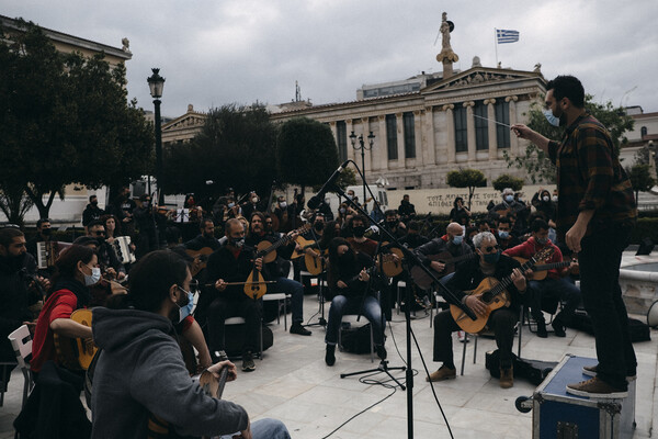 Support Art Workers: Μουσική δράση στα Προπύλαια για το δικαίωμα στην εργασία