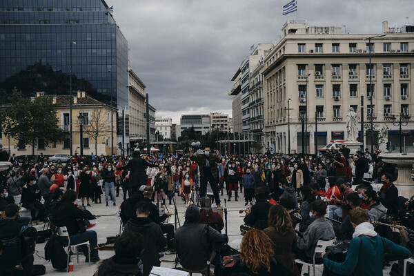 Support Art Workers: Μουσική δράση στα Προπύλαια για το δικαίωμα στην εργασία