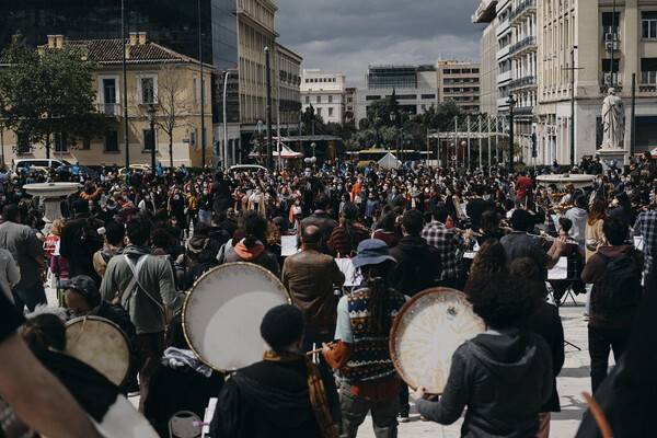 Support Art Workers: Μουσική δράση στα Προπύλαια για το δικαίωμα στην εργασία