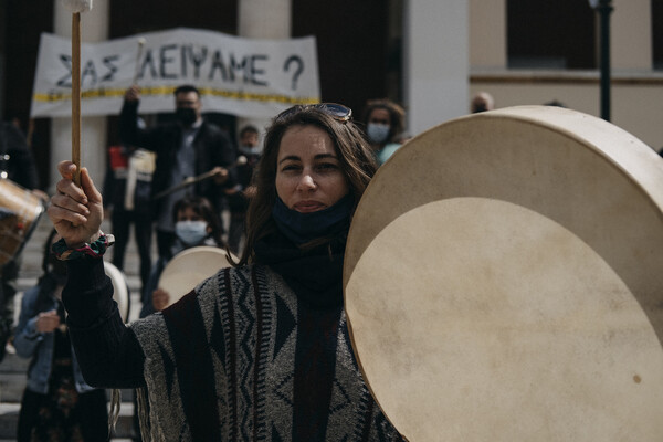 Support Art Workers: Μουσική δράση στα Προπύλαια για το δικαίωμα στην εργασία