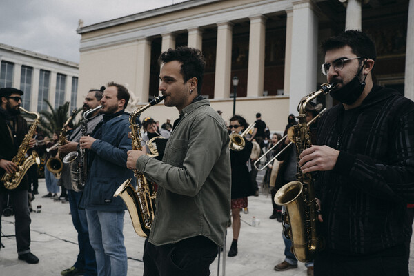 Support Art Workers: Μουσική δράση στα Προπύλαια για το δικαίωμα στην εργασία