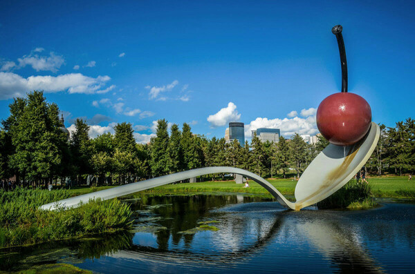 Claes Oldenburg και Coosje van Bruggen: Ο υπερφυσικός κόσμος ενός δυναμικού ντουέτου της τέχνης σε μια μεγάλη έκθεση