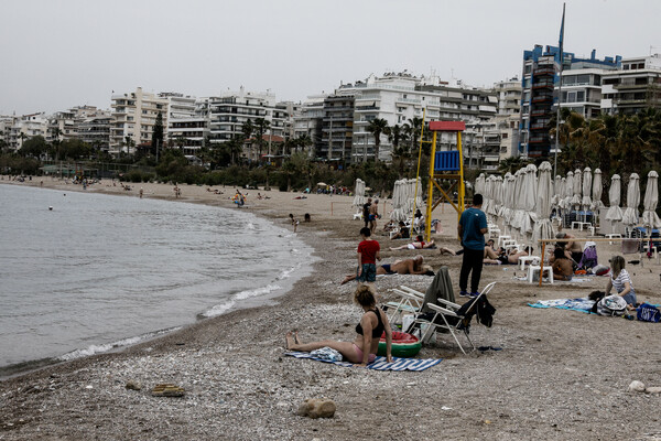 Ένα διαφορετικό Πάσχα: Σούβλισμα σε ταράτσες και μπάνια στη θάλασσα (εικόνες)