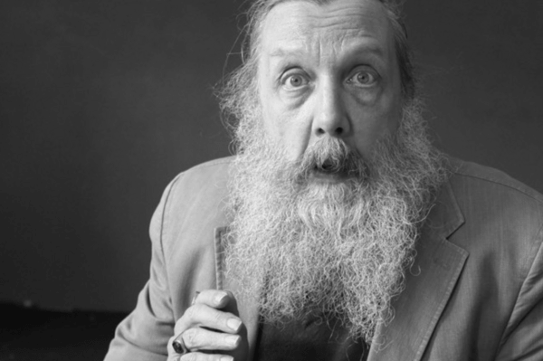 Alan Moore: Ο «Θεός των comics» βαρέθηκε στη σύνταξη και γράφει ένα πεντάτομο έργο φαντασίας