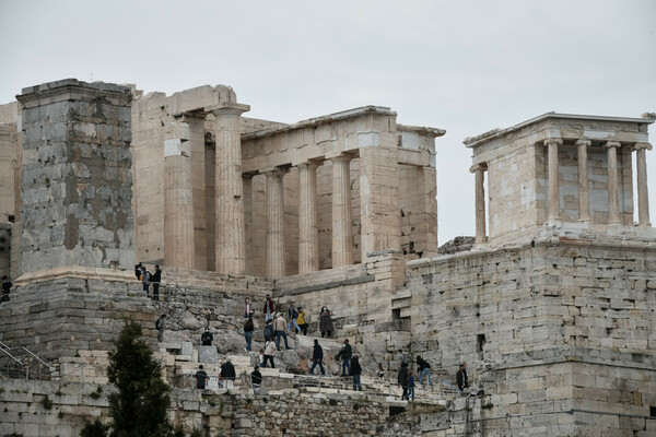 Πυρ ομαδόν για το τσιμέντο στην Ακρόπολη με επικριτικά δημοσιεύματα στον ξένο τύπο