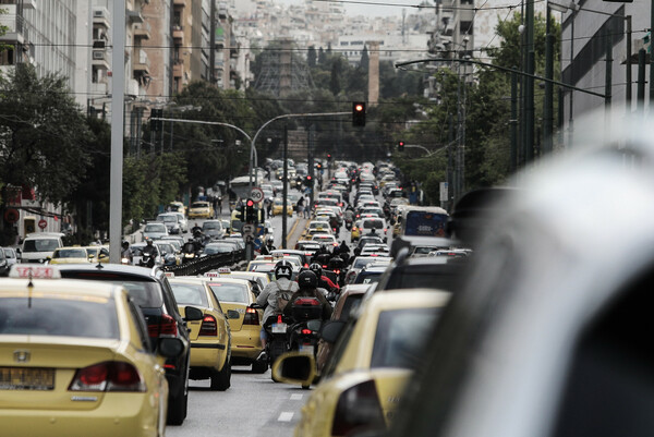 Χάος στους δρόμους λόγω απεργίας στα ΜΜΜ - Πού εντοπίζονται τα περισσότερα προβλήματα 