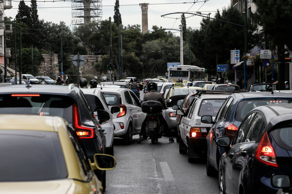 Χάος στους δρόμους λόγω απεργίας στα ΜΜΜ - Πού εντοπίζονται τα περισσότερα προβλήματα 