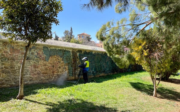 Δήμος Αθηναίων: Αντιγκράφιτι επιχείρηση στον πέτρινο τοίχο της Ερμού 