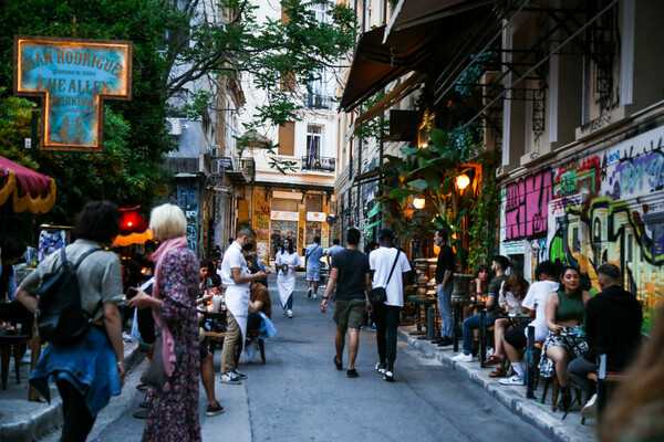 Μία σύντομη βόλτα σε αγαπημένα μαγαζιά που «ζωντάνεψαν» ξανά την πόλη