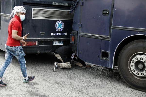 Ένταση και χημικά έξω από την πρεσβεία του Ισραήλ στο Ψυχικό (ΕΙΚΟΝΕΣ)