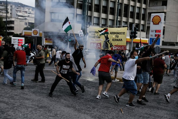 Ένταση και χημικά έξω από την πρεσβεία του Ισραήλ στο Ψυχικό (ΕΙΚΟΝΕΣ)