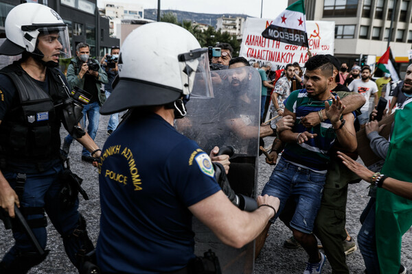 Ένταση και χημικά έξω από την πρεσβεία του Ισραήλ στο Ψυχικό (ΕΙΚΟΝΕΣ)