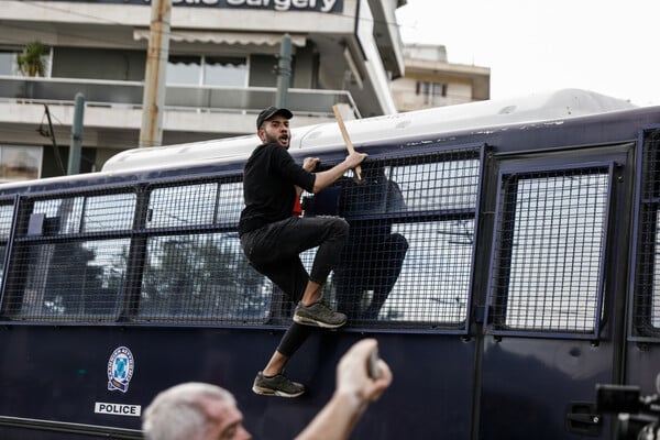 Ένταση και χημικά έξω από την πρεσβεία του Ισραήλ στο Ψυχικό (ΕΙΚΟΝΕΣ)