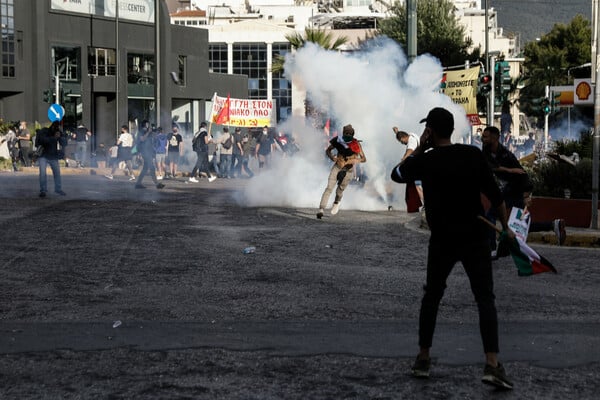 Ένταση και χημικά έξω από την πρεσβεία του Ισραήλ στο Ψυχικό (ΕΙΚΟΝΕΣ)