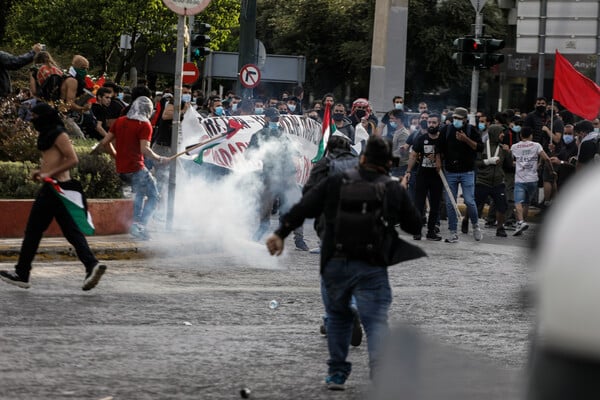 Ένταση και χημικά έξω από την πρεσβεία του Ισραήλ στο Ψυχικό (ΕΙΚΟΝΕΣ)