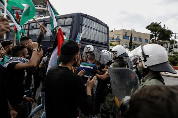 Ένταση και χημικά έξω από την πρεσβεία του Ισραήλ στο Ψυχικό (ΕΙΚΟΝΕΣ)