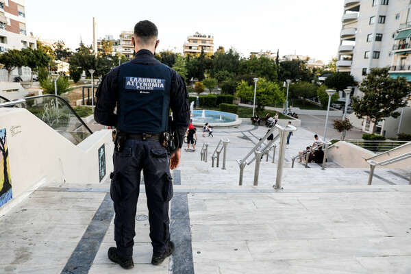 Νέα Σμύρνη: Αστυνομικοί έλεγχοι στην πλατεία για την αποφυγή συνωστισμού