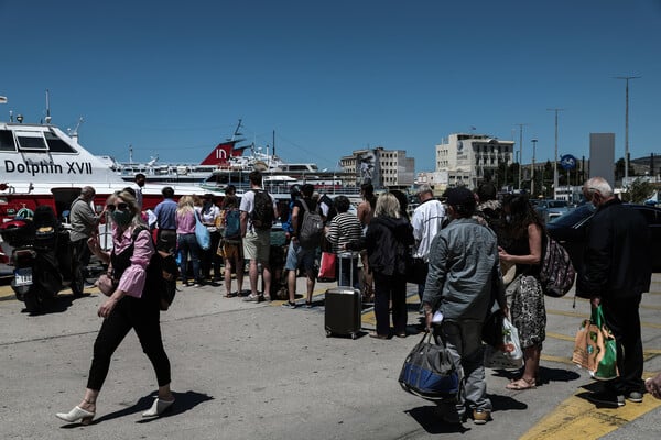 Μετακινήσεις: Άνοιξε από σήμερα η χώρα - Φεύγουν οι πρώτοι ταξιδιώτες - Αυξημένη η κίνηση στον Πειραιά