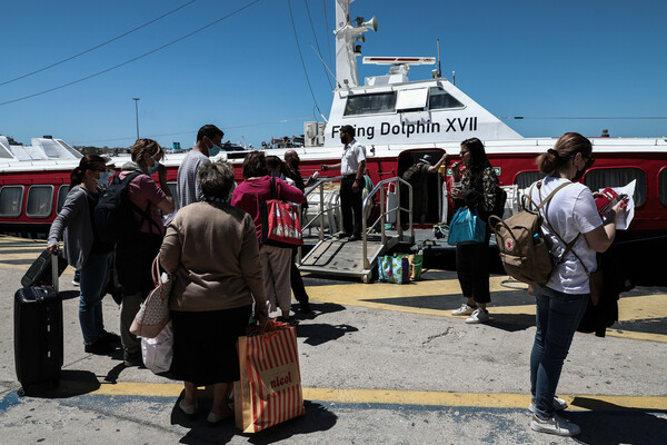 Μετακινήσεις: Άνοιξε από σήμερα η χώρα - Φεύγουν οι πρώτοι ταξιδιώτες - Αυξημένη η κίνηση στον Πειραιά