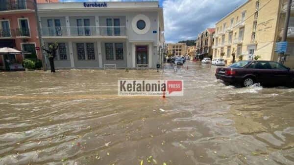 Κεφαλονιά: Σφοδρή καταιγίδα, πλημμυρισμένοι δρόμοι και χαλάζι