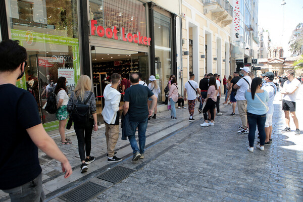 Κίνηση στην Ερμού: Οι Αθηναίοι βγήκαν για ψώνια - Το ωράριο των καταστημάτων