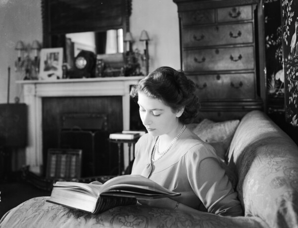 queen elizabeth reading