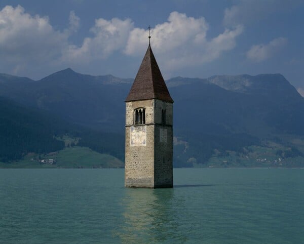 Lost village emerges from Italian lake